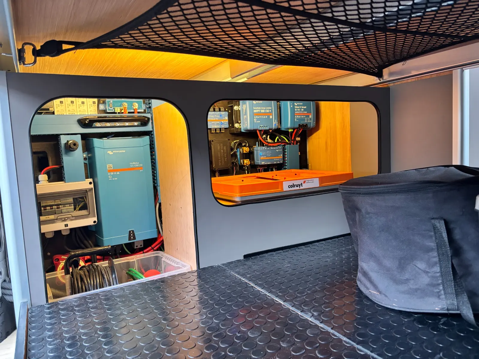 Installation électrique Victron modernisée et intégrée dans le coffre d’un van